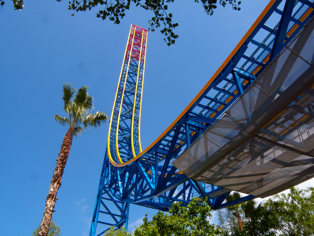 Book a tour to Superman Escape from Krypton coaster with TripDezire